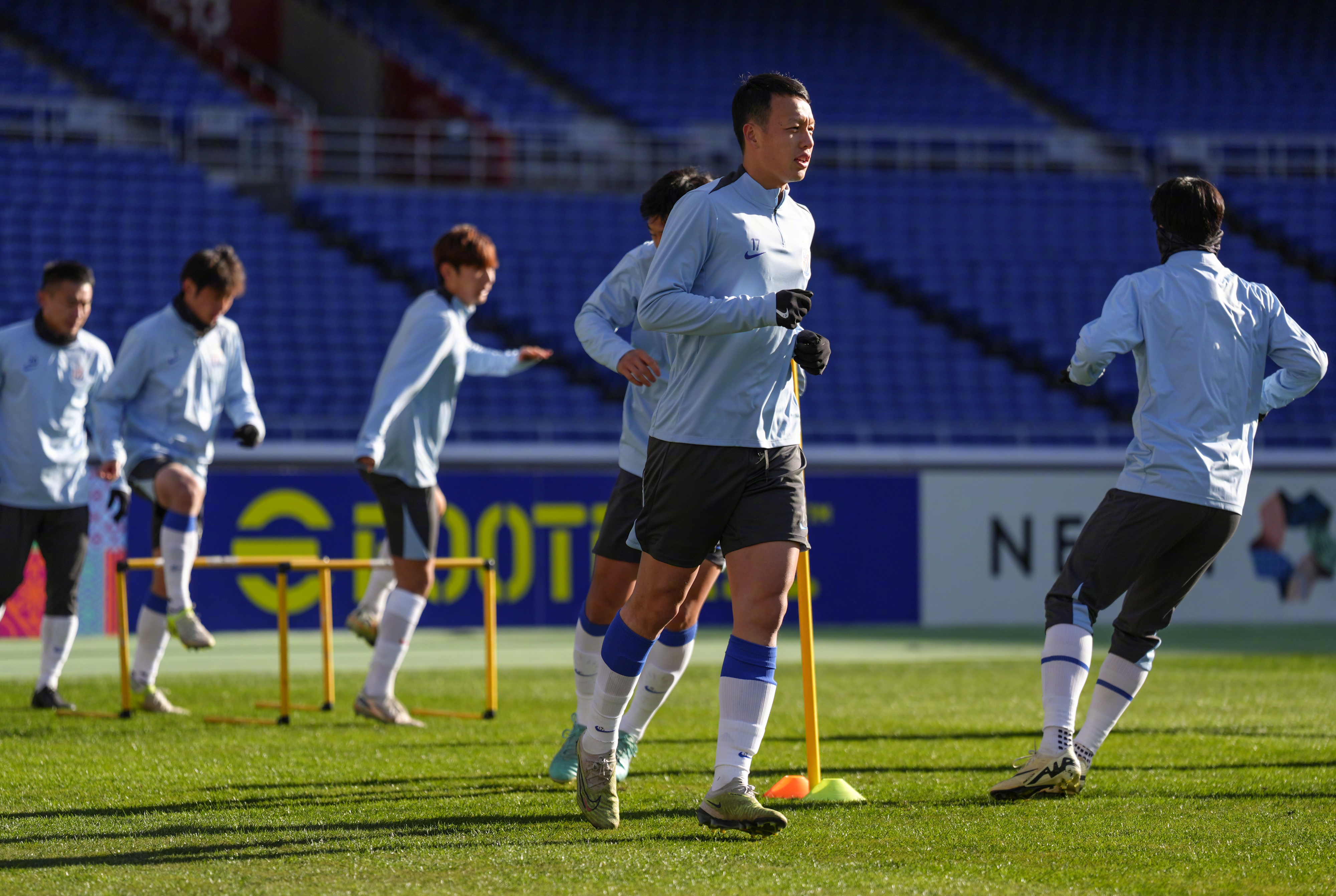 包含赛前体能课后；法兰克福刷新队史纪录备战中超；赛场秩序良好；赛程密集仍需轮换的词条