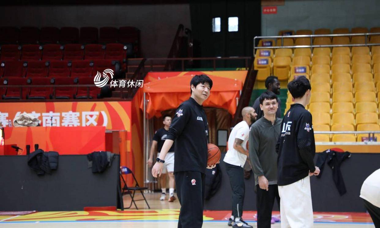 开云官网-包含德甲赛后走向成谜，山东男篮再遭质疑，引发热议，团队化学反应显著的词条