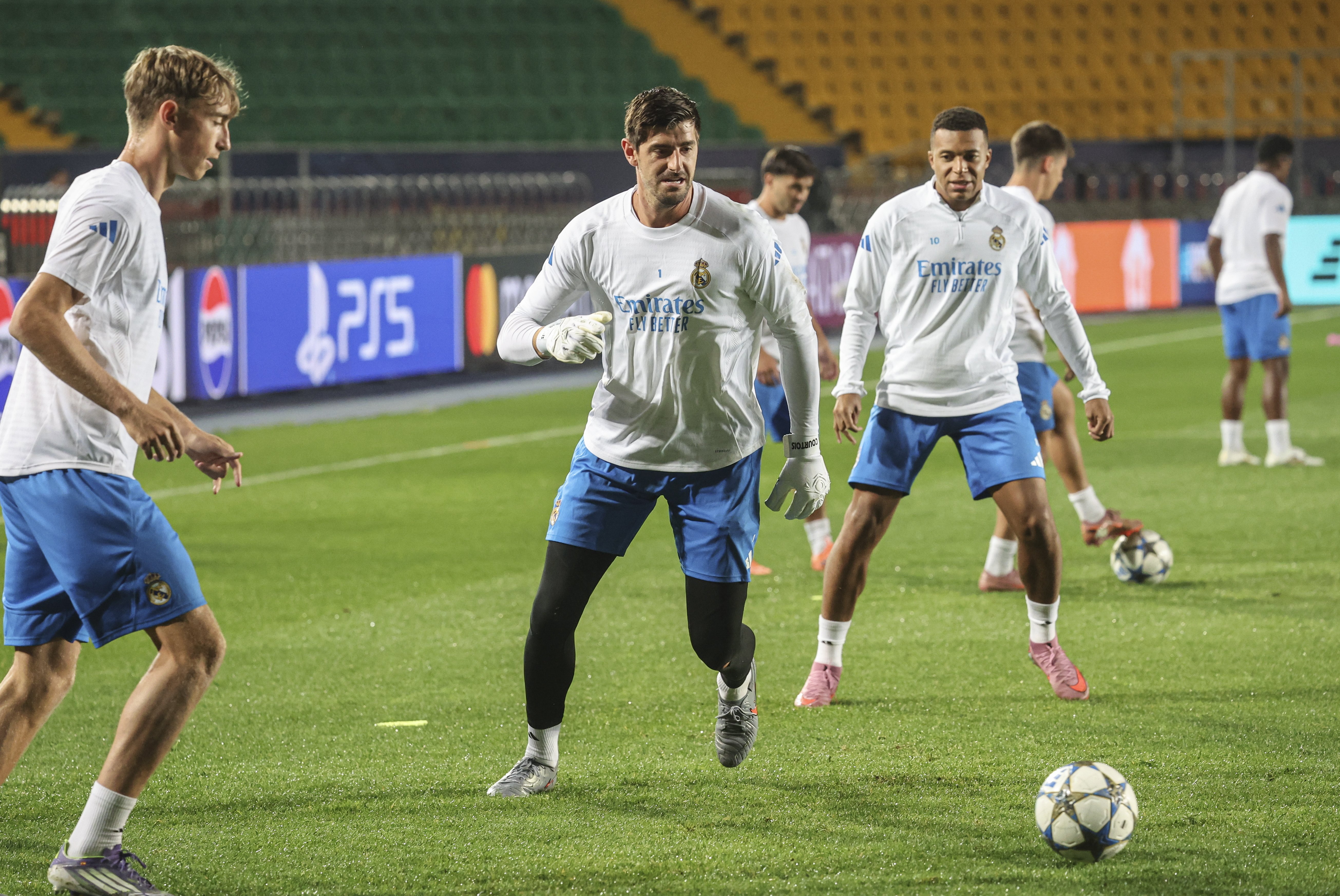 开云体育APP下载-包含转会期体能课后，皇家社会临场应变备战葡超，引发热议，轮换策略成焦点的词条