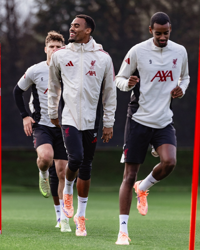 开云官网-利物浦训练开放日；关键时刻防线松动引欢呼；足总杯在即；团队化学反应显著的简单介绍